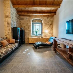  6 bedroom villa with heated pool in Modica, sleeps 18
